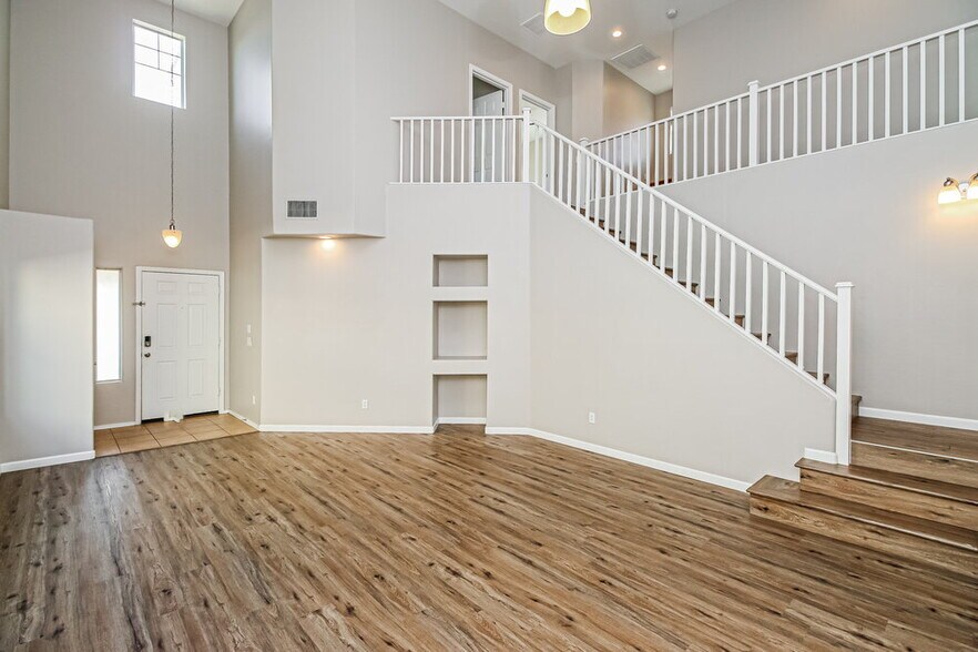 Building Photo - 1238 E Julian Dr