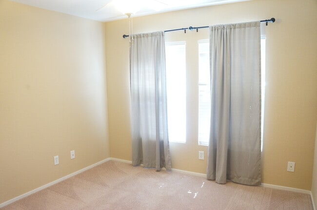 Building Photo - WONDERFUL 2 BEDROOM TOWNHOUSE IN GATED COM...