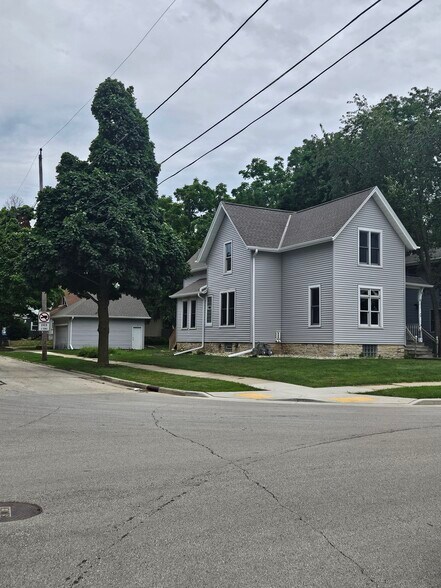 Building Photo - 421 N Greenfield Ave