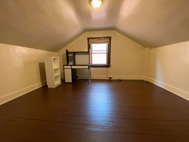 Building Photo - Pet Friendly 3 Bedroom Townhouse in Squirrel Hill! Covered Front Porch + Backyard! Call Today!