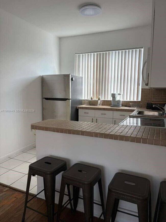 Building Photo - 6881 Bay Dr