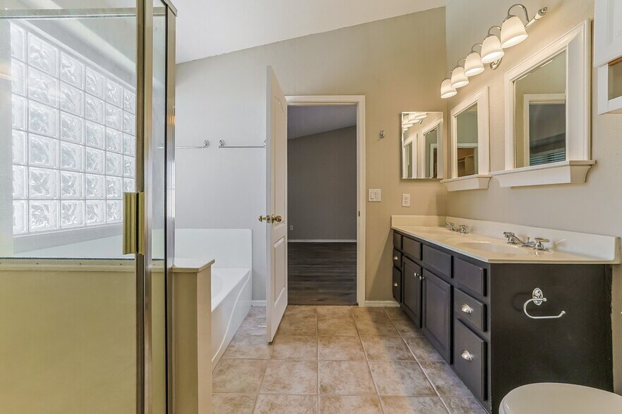 Building Photo - 548 E Cathy Dr