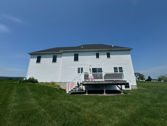 Building Photo - Beautiful 4 Bedroom Colonial