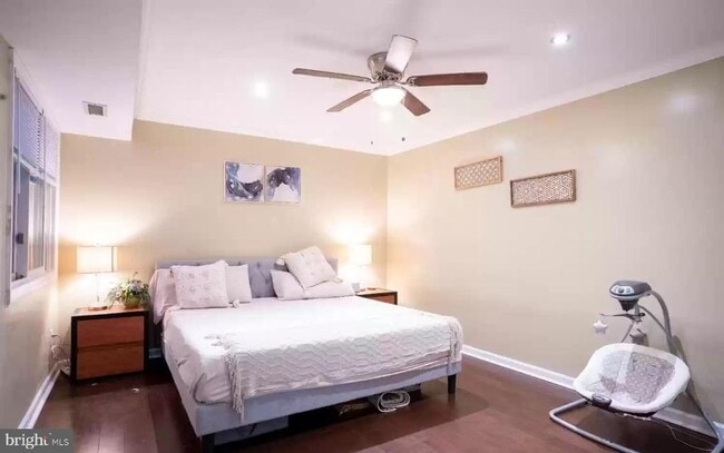 Building Photo - 3121 Sayre Dr