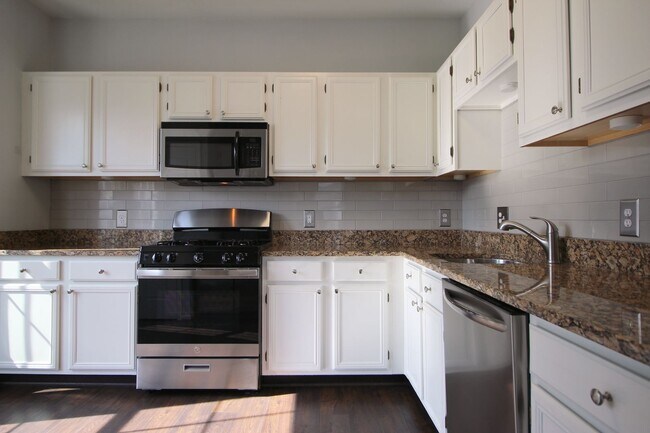 Building Photo - 2/2.5 Bath Condo in Sterling!