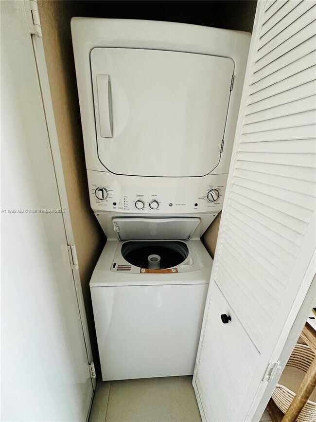 Building Photo - 1700 NW N River Dr