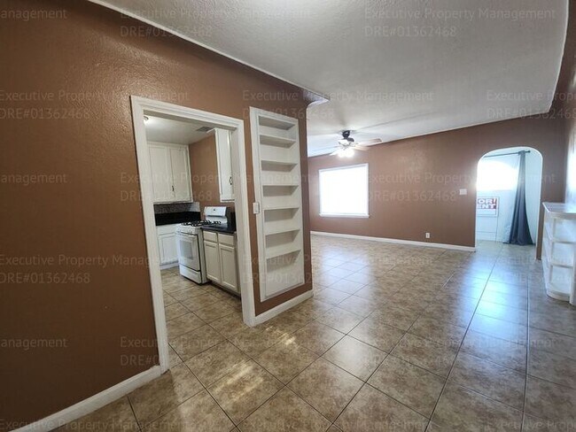 Building Photo - Charming 2 bedroom, 1 bathroom house near ...