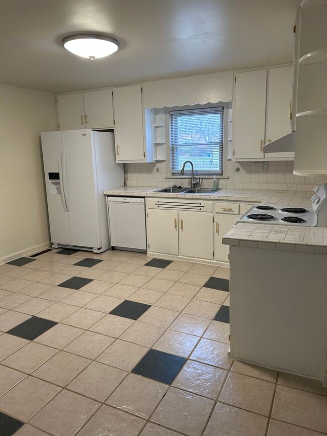 Building Photo - 3 Bedroom 2 Full Bath Home