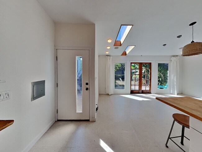 Building Photo - Gaskill Gem 4/2 with Studio ADU Included