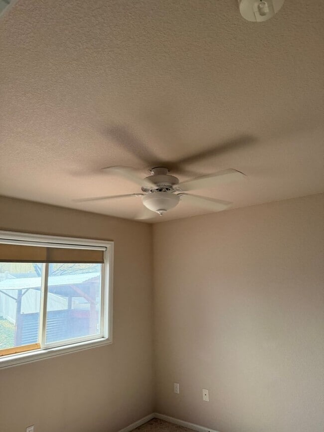 Building Photo - Roomy Midtown 3 bedroom 2 bath