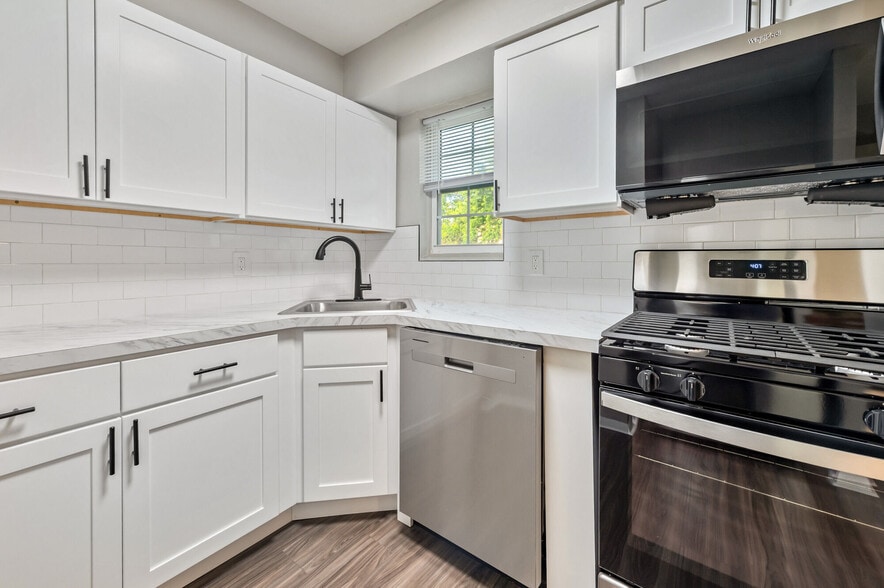 Building Photo - Fox Pointe