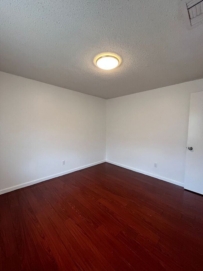 Building Photo - Beautifully renovated 3/1 home with 1,608 ...