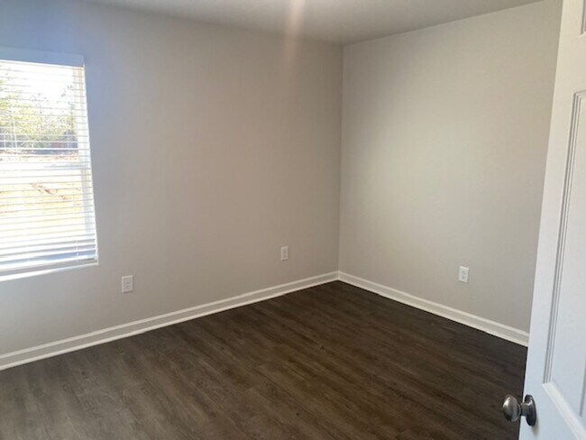 Building Photo - Lincoln Townhome - Coming Soon!