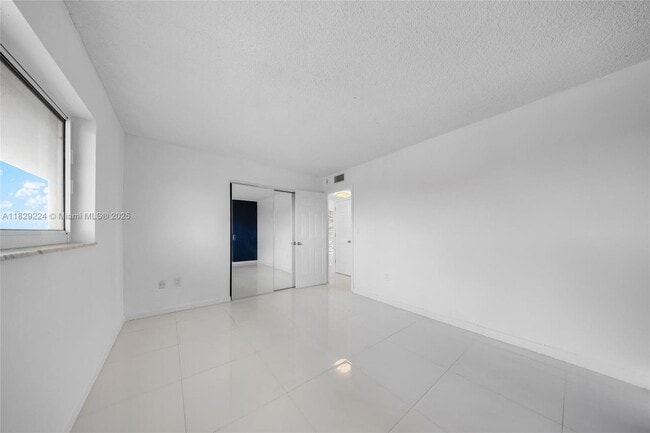 Building Photo - 1175 NE Miami Gardens Dr
