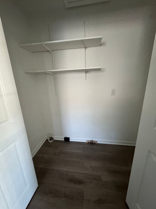 Building Photo - Wonderful open floor plan. New carpet.