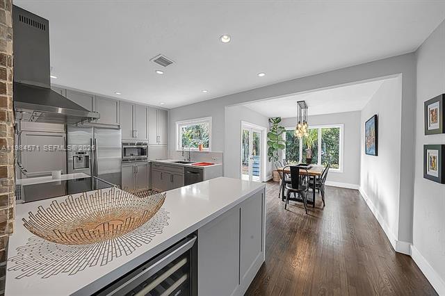 Building Photo - 5850 SW 47th St