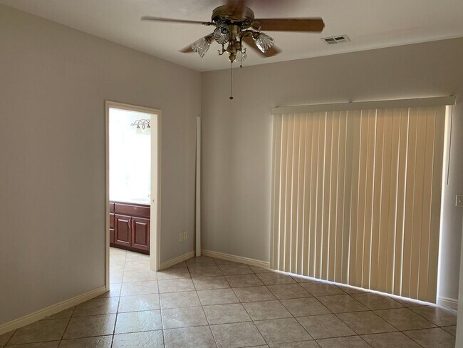 Building Photo - Beautiful 4 Bedroom 2 Bathroom Home