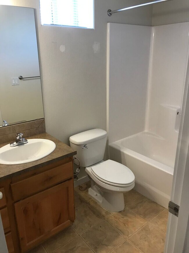 Building Photo - Hard to find 4 Bed, 3 Full Bath Home