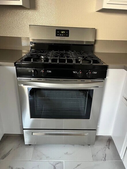 Building Photo - 544 E Tujunga Ave