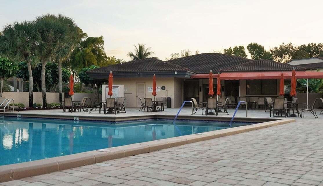 Building Photo - 9285 Vista del Lago