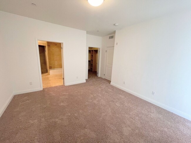 Building Photo - Studio City living at a great price. 3bd/2ba condo, dual parking, water/trash included!