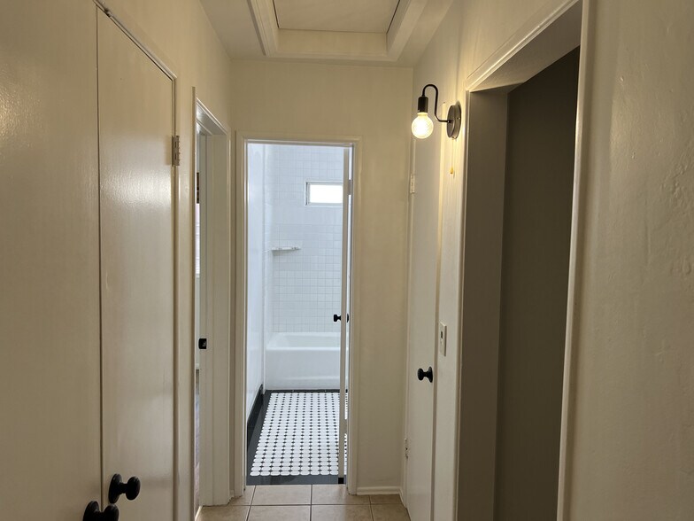 Building Photo - 4463 Mentone St