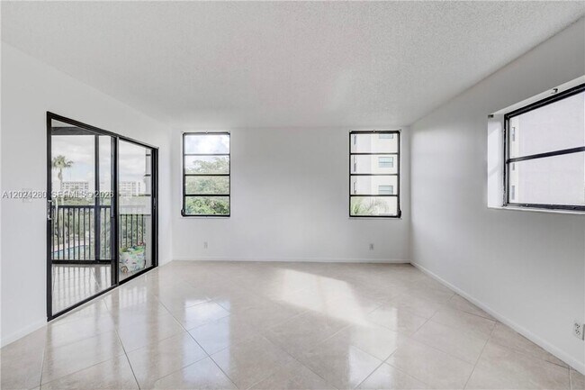 Building Photo - 2205 S Cypress Bend Dr