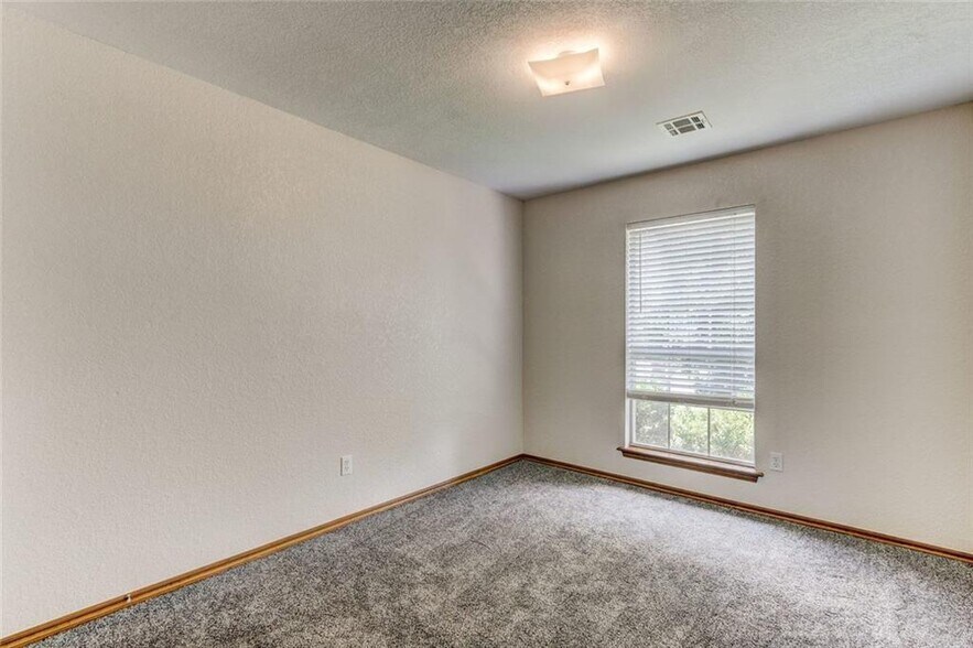 Building Photo - 305 Waterfront Dr