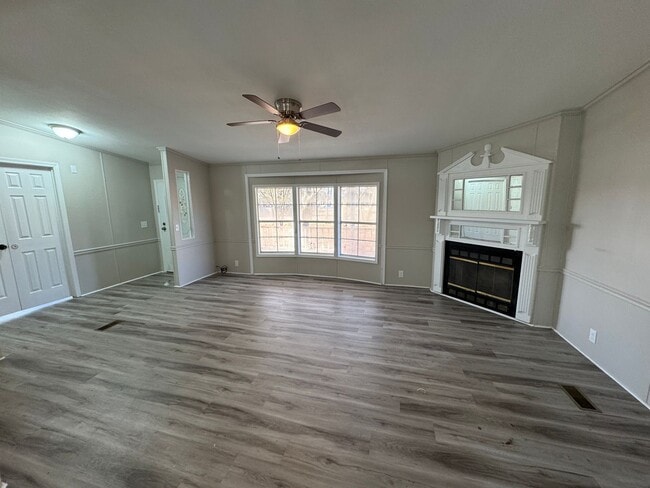 Building Photo - 3 Bed/ 2 Bath Home Off of White Drive