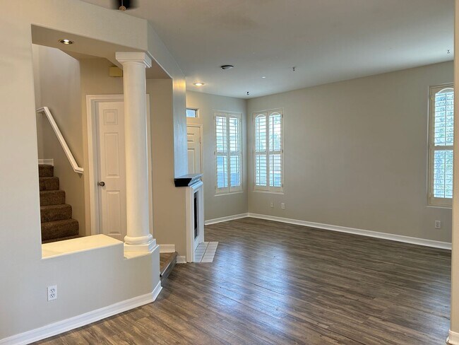 Building Photo - Updated 3 Bed/2.5 Bath Townhome in Gate Community in Anaheim