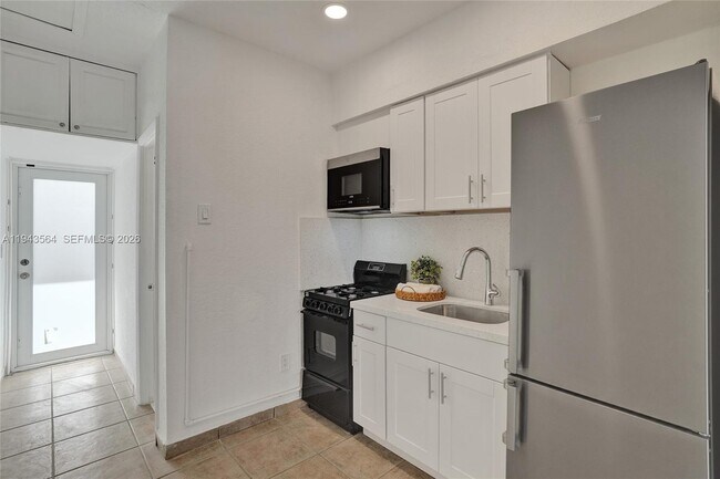 Building Photo - 2160 Bay Dr