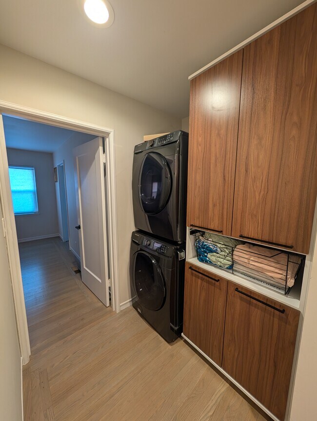 Building Photo - 4532 Reinhardt Dr