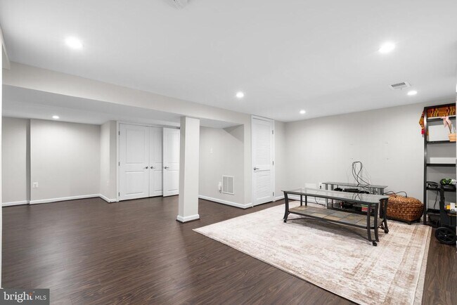 Building Photo - 535 N George Mason Dr