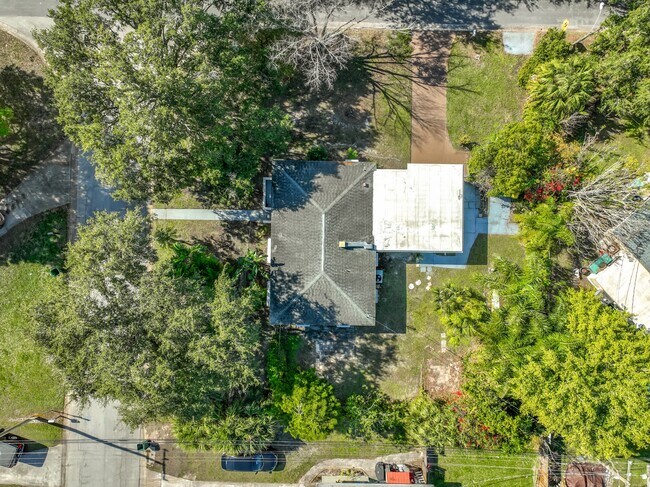 Building Photo - 1706 Cambridge Dr