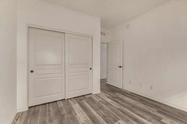 Building Photo - 15221 N Clubgate Dr