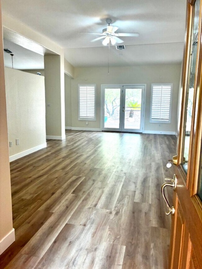 Building Photo - Newly Renovated Interior!