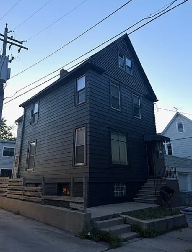 Building Photo - 1715 N Cass St