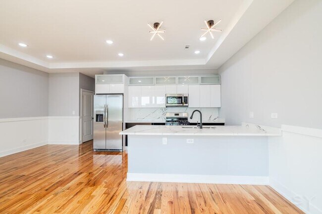 Building Photo - 3 bedroom in Chicago IL 60637