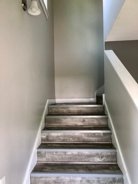 Building Photo - 141 Peltoma Ave