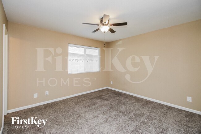 Building Photo - 4716 S Kenwood Ln