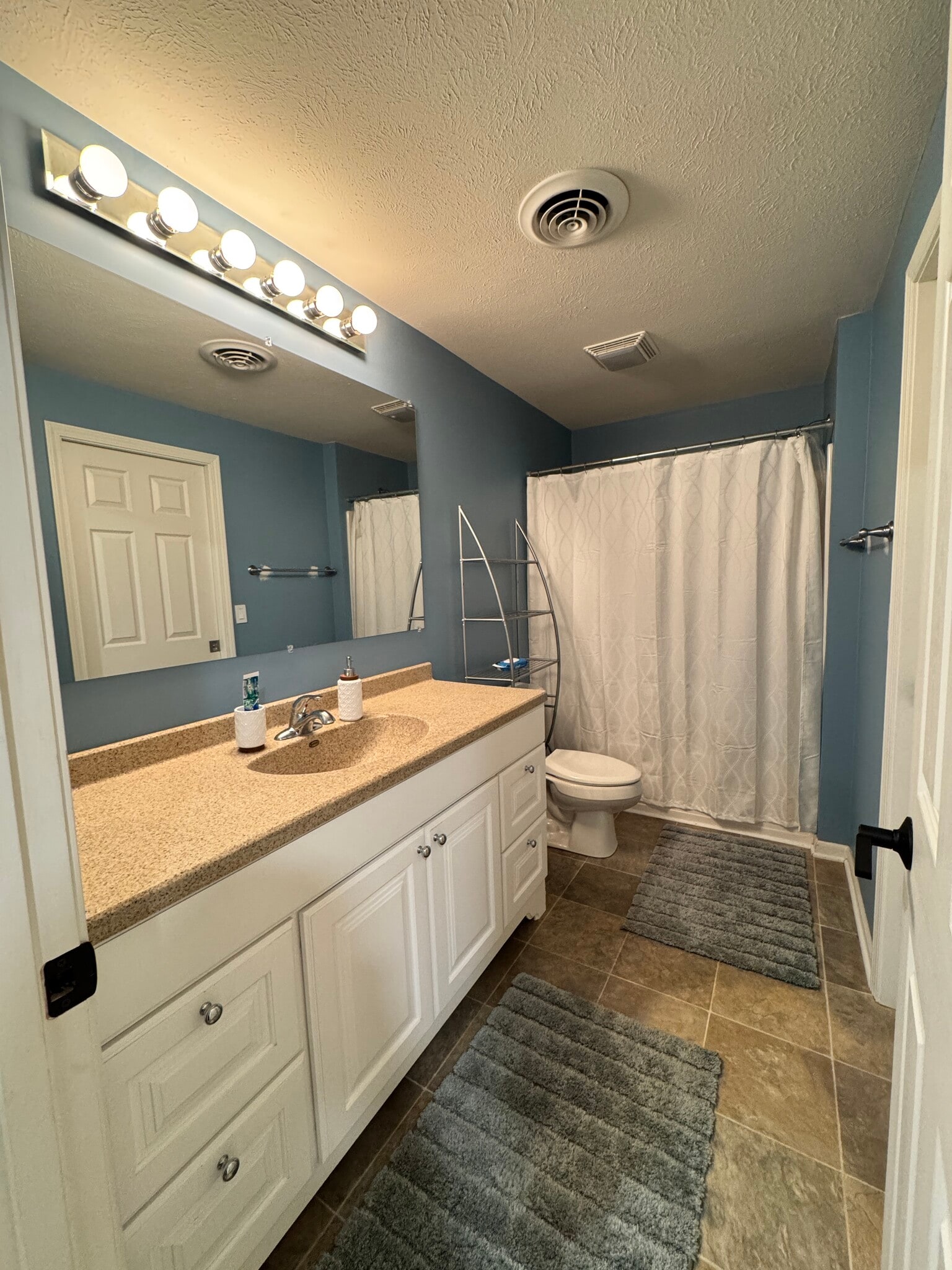 Building Photo - 18025 Lisbon Dr