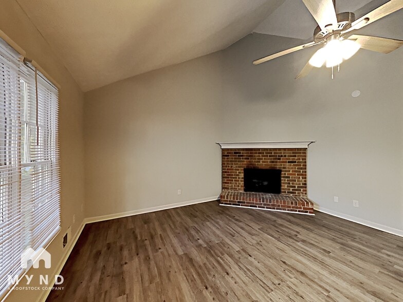 Building Photo - 1427 Hillside Pl SE