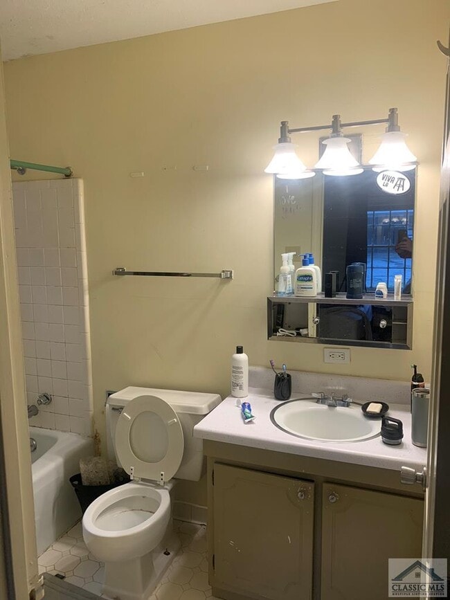 Building Photo - 350 S Pope St