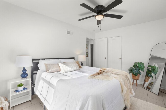 Building Photo - 9845 Dennis Dr