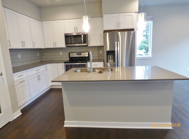 Building Photo - 2bd/2.75ba Lynnwood Townhome