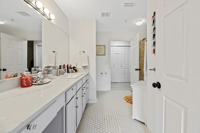 Building Photo - 2801 Chancellorsville Dr