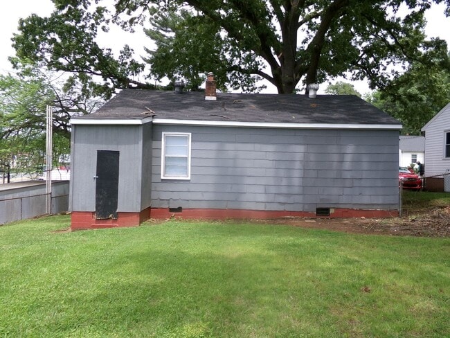 Building Photo - Newly Renovated!