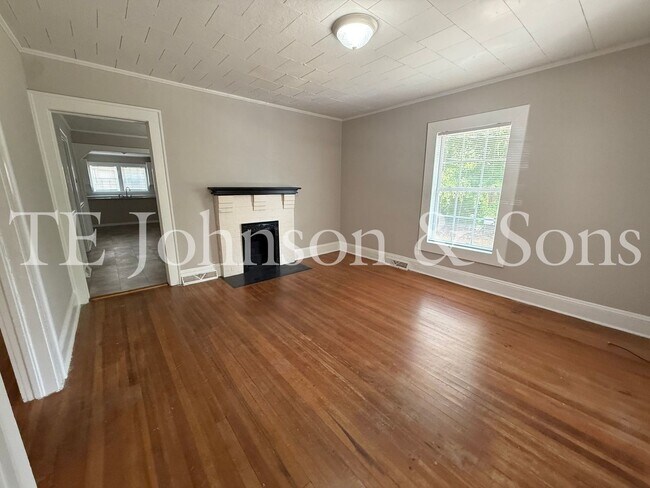 Building Photo - Charming 2 Bedroom Home with Rocking Chair Front Porch Near Downtown Winston-Salem
