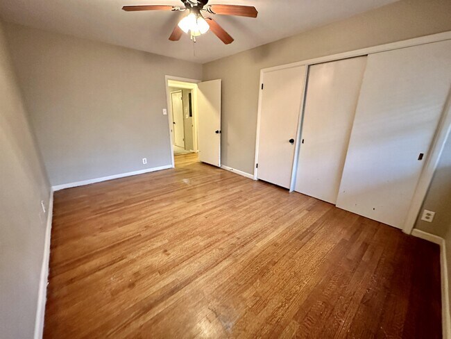 Building Photo - 1926 Laurelwood Dr