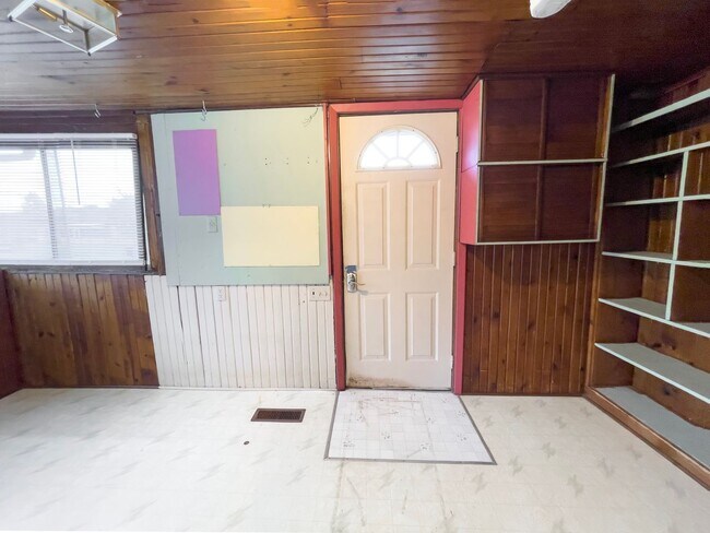 Building Photo - 1810 E 6th St